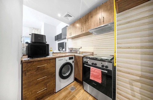 Dubai Sports City Apartment | Free housekeeping visits during your stay - StayShort - Chic Studio Apartment in Sports City - Sleeps 2