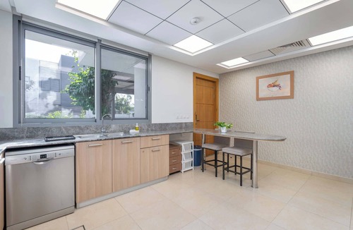 Dubai Villa | Free housekeeping visits during your stay - StayShort - Nice Villa in Gardenia, Jebel Ali for Family of 5!