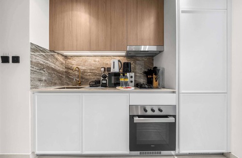 Al Barsha Apartment | Free housekeeping visits during your stay - StayShort - Comfortable Studio Stay in Arjan Sleeps 2 with Balcony