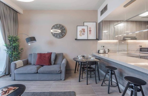 Jumeirah Lake Towers Condo | Free housekeeping visits during your stay - StayShort - Remarkable 1BR in JLT - Sleeps 4!