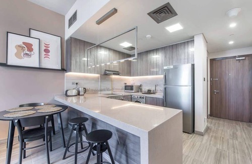 Jumeirah Lake Towers Condo | Free housekeeping visits during your stay - StayShort - Remarkable 1BR in JLT - Sleeps 4!