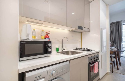 Nad Al Sheba Apartment | Free housekeeping visits during your stay - StayShort - Modern Immaculate Studio for 2 in Meydan