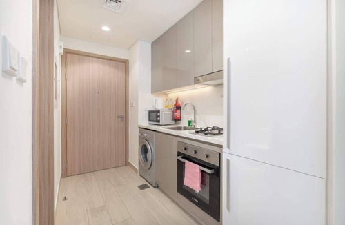 Nad Al Sheba Apartment | Free housekeeping visits during your stay - StayShort - Modern Immaculate Studio for 2 in Meydan