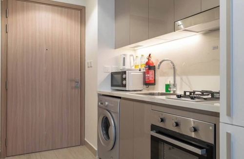 Nad Al Sheba Apartment | Free housekeeping visits during your stay - StayShort - Modern Immaculate Studio for 2 in Meydan