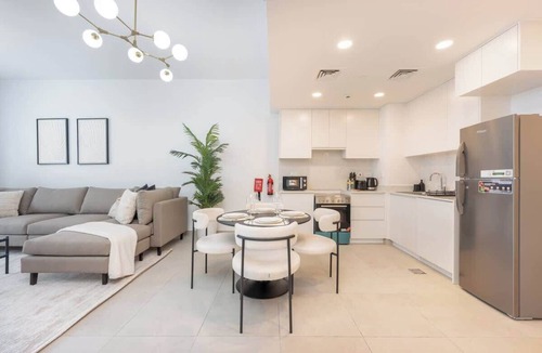 Umm Suqeim 3 Apartment | Free housekeeping visits during your stay - StayShort - Warm and Earthy 1-Bedroom Apartment Perfect for Family in Madinat Jumeirah Living!