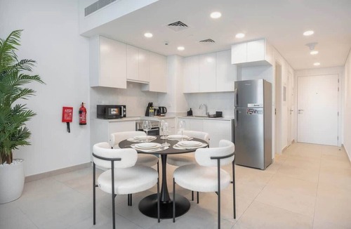 Umm Suqeim 3 Apartment | Free housekeeping visits during your stay - StayShort - Warm and Earthy 1-Bedroom Apartment Perfect for Family in Madinat Jumeirah Living!
