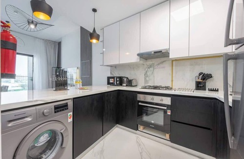 Al Barsha Apartment | Free housekeeping visits during your stay - StayShort - Amazing 1-Bedroom in Al Barsha South, Near to Dubai Adventures!