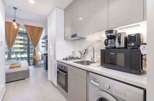 Nad Al Sheba Apartment | Free housekeeping visits during your stay - StayShort - Modern Studio in Azizi Riviera 46 Sleeps 2