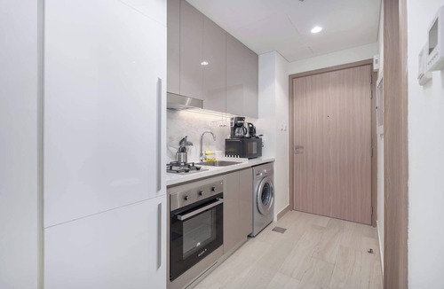 Nad Al Sheba Apartment | Free housekeeping visits during your stay - StayShort - Modern Studio in Azizi Riviera 46 Sleeps 2