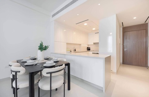 Al Safa Apartment | Free housekeeping visits during your stay - StayShort - Luxury 3BR Canal Front Apartment in a Prime Setting