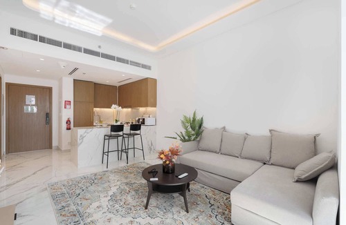 Nad Al Sheba Apartment | Free housekeeping visits during your stay - StayShort - Sophisticated Apartment in Meydan that Sleeps 4