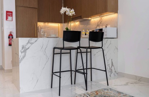 Nad Al Sheba Apartment | Free housekeeping visits during your stay - StayShort - Sophisticated Apartment in Meydan that Sleeps 4