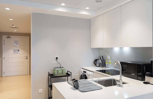 Jumeirah Lake Towers Apartment | Free housekeeping visits during your stay - StayShort - Bright 1BR in JLT with Stunning Lake Views!