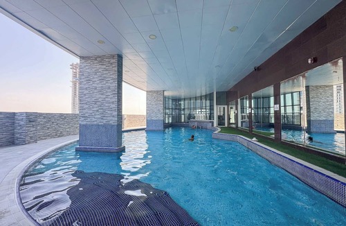 Jumeirah Lake Towers Apartment | Free housekeeping visits during your stay - StayShort - Bright 1BR in JLT with Stunning Lake Views!