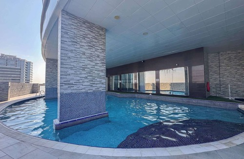 Jumeirah Lake Towers Apartment | Free housekeeping visits during your stay - StayShort - Bright 1BR in JLT with Stunning Lake Views!