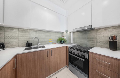 Dubai Apartment | Free housekeeping visits during your stay - StayShort - Stunning 2-Bedroom Apartment in Mina Rashid That Sleeps 6!