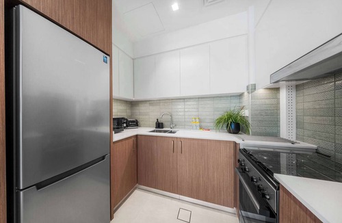 Dubai Apartment | Free housekeeping visits during your stay - StayShort - Stunning 2-Bedroom Apartment in Mina Rashid That Sleeps 6!