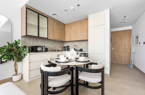 Dubai Apartment | Free housekeeping visits during your stay - StayShort - Bright & Roomy Studio with Balcony - Majan Hub, Sleeps