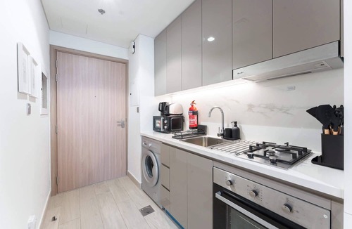Nad Al Sheba Apartment | Free housekeeping visits during your stay - StayShort - Apartment in Meydan sleeps 2 with Private Balcony!