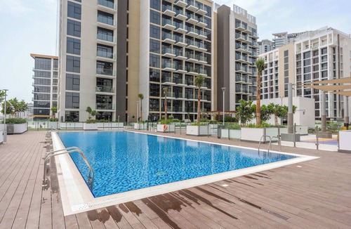 Nad Al Sheba Apartment | Free housekeeping visits during your stay - StayShort - Apartment in Meydan sleeps 2 with Private Balcony!