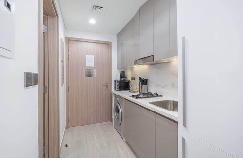 Dubai Apartment | Free housekeeping visits during your stay - StayShort - Modern Studio in Meydan Gym & Pool Sleeps 2