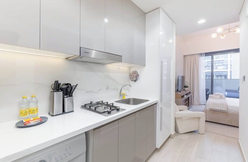 Dubai Apartment | Free housekeeping visits during your stay - StayShort - Modern Studio in Meydan Gym & Pool Sleeps 2