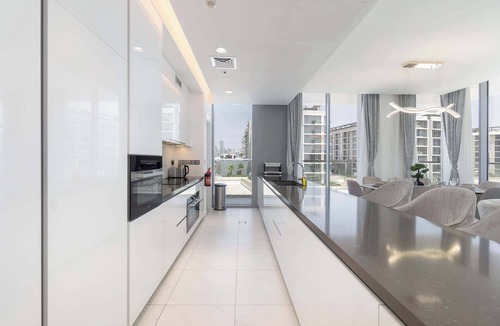 Dubai Apartment | Free housekeeping visits during your stay - StayShort - Spacious 4BR Apartment in Meydan - Sleeps 7