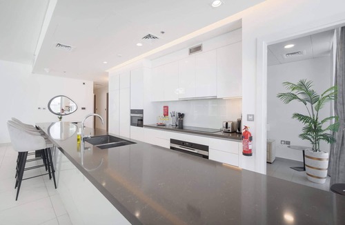 Dubai Apartment | Free housekeeping visits during your stay - StayShort - Spacious 4BR Apartment in Meydan - Sleeps 7