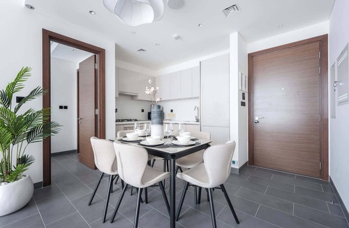 Nad Al Sheba Apartment | Free housekeeping visits during your stay - StayShort - Premium Meydan One Stay Perfect for 6 Guests