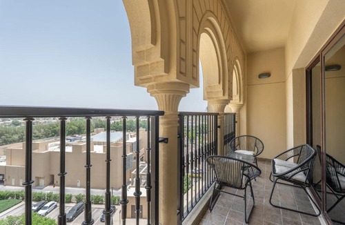 Dubai Apartment | Free housekeeping visits during your stay - StayShort - Stylish 1-Bedroom Retreat with Pool in Vibrant Jumeirah Golf Estates