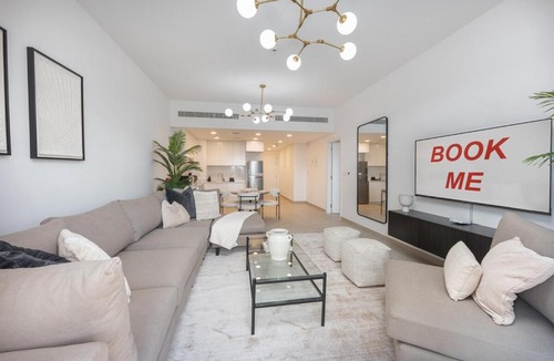 Umm Suqeim 3 Apartment | Free housekeeping visits during your stay - StayShort - Warm and Earthy 1-Bedroom Apartment Perfect for Family in Madinat Jumeirah Living!