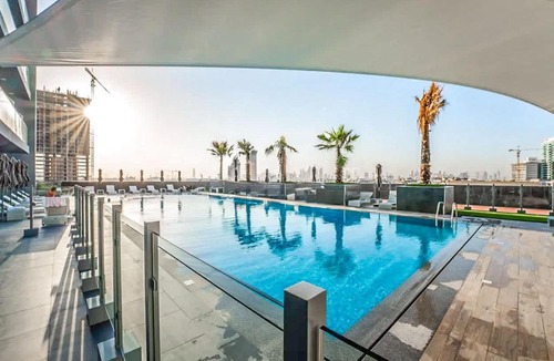 Jumeirah Village Circle Apartment | Free housekeeping visits during your stay - StayShort - Jumeirah Village Circle Studio with Amazing Amenities