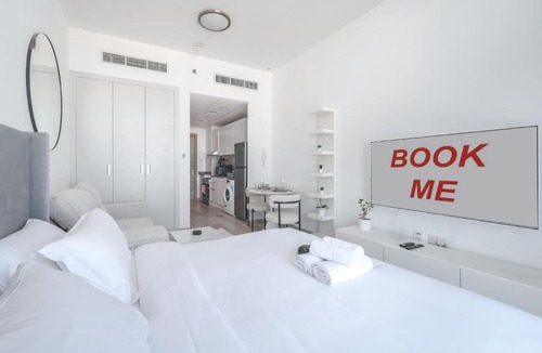 Jumeirah Village Circle Apartment | Free housekeeping visits during your stay - StayShort - Jumeirah Village Circle Studio with Amazing Amenities