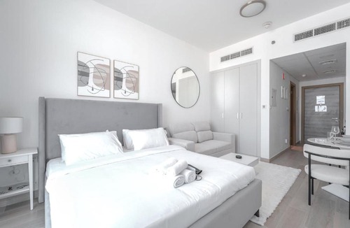 Jumeirah Village Circle Apartment | Free housekeeping visits during your stay - StayShort - Jumeirah Village Circle Studio with Amazing Amenities