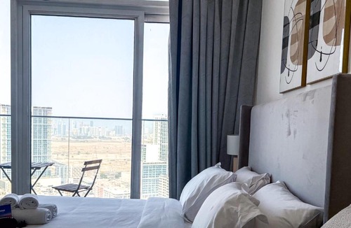 Jumeirah Village Circle Apartment | Free housekeeping visits during your stay - StayShort - Jumeirah Village Circle Studio with Amazing Amenities