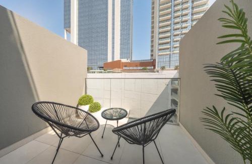 Jumeirah Village Triangle Apartment | Free housekeeping visits during your stay - StayShort - Stylish Studio in JVT Sleeps 3 with Patio