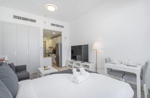 Jumeirah Village Circle Apartment | Free housekeeping visits during your stay - StayShort - The Skyline Studio - Elegant Living at Bloom Heights JVC