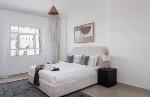Jumeirah Village Circle Apartment | Free housekeeping visits during your stay - StayShort - Chic 1BR JVC Hideaway - Pool Access and Sleeps 4