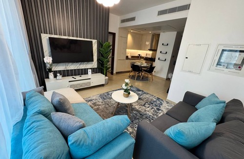 Dubai Marina Apartment | Free Infiniti Pool & Jacuzzi-Marina Dubai Luxury Stay in luxurious 1 BHK.