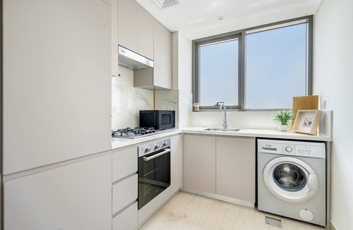 Jadaf Apartment | GuestReady – 1BD l Beautiful Creek View l Balcony