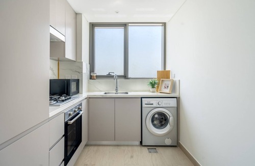 Jadaf Apartment | GuestReady – 1BD l Beautiful Creek View l Balcony