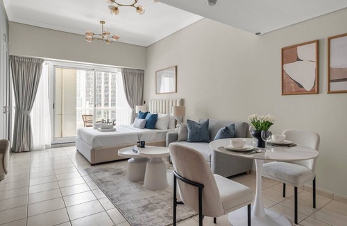 Jumeirah Lake Towers Apartment | GuestReady - Studio | JLT Skyline & Lake views
