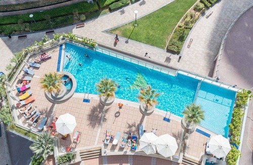 Jumeirah Lake Towers Apartment | GuestReady - Studio | Lake view