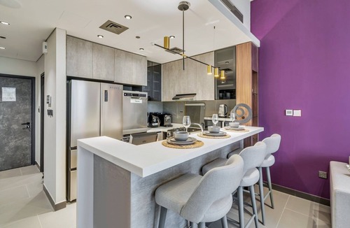 Jumeirah Lake Towers Apartment | GuestReady - Stylish haven with lake views