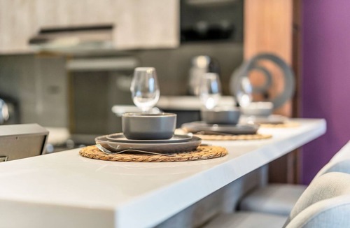 Jumeirah Lake Towers Apartment | GuestReady - Stylish haven with lake views
