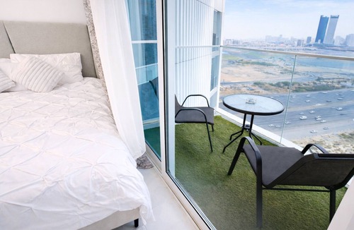Bur Dubai Apartment | High-Floor Balcony Studio with Sunset Views Pool, Gym & Padel - Arjan Dubai