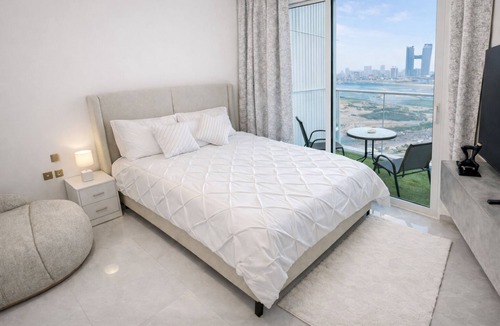 Bur Dubai Apartment | High-Floor Balcony Studio with Sunset Views Pool, Gym & Padel - Arjan Dubai