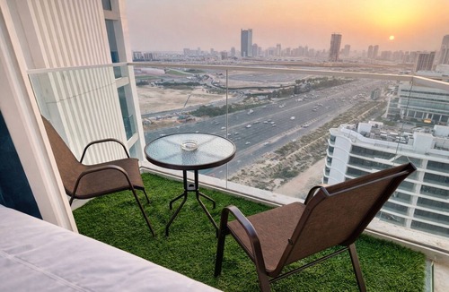 Bur Dubai Apartment | High-Floor Balcony Studio with Sunset Views Pool, Gym & Padel - Arjan Dubai