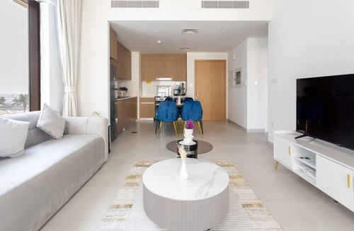 Dubai Apartment | HomesVIP | Private Beach Access | Spacious