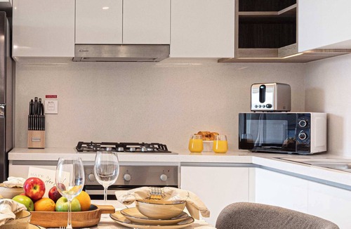 Bur Dubai Apartment | Iconic Burj Khalifa View | 5 mn Walk to Dubai Mall